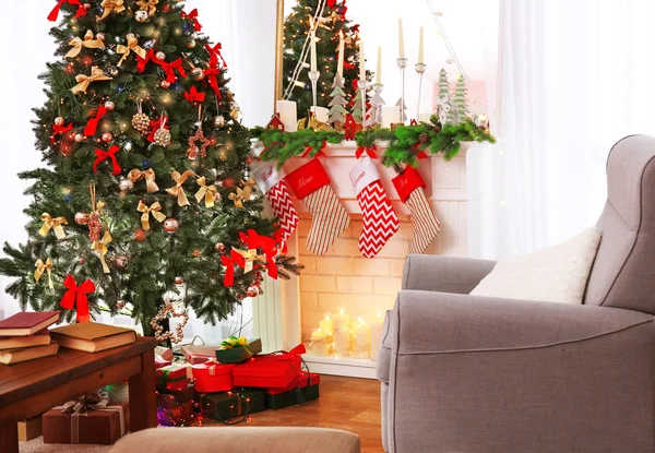 Interior de la hermosa sala de estar decorada para Navidad — Foto de Stock