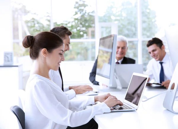 Concetto Formazione Aziendale Colleghi Che Lavorano Sui Computer Ufficio — Foto Stock