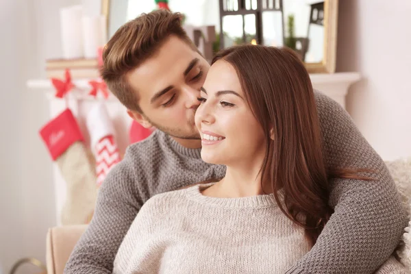 Retrato de pareja joven en habitación con decoraciones navideñas — Foto de Stock