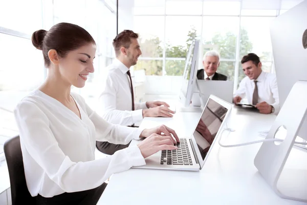 Concepto Formación Empresarial Colegas Trabajando Computadoras Oficina — Foto de Stock