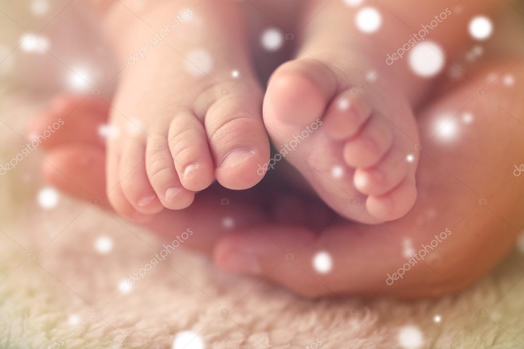 Mao De Pai Segurando Os Pes Do Bebe Closeup Efeito De Neve Conceito De Natal E A Familia Pai Stock Photo C Belchonock 128254360