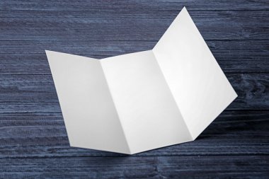 Koyu ahşap arka plan üzerinde boş kitapçık