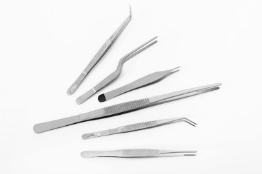 Düz beyaz arka plan üzerinde tıbbi aletleri yatıyordu