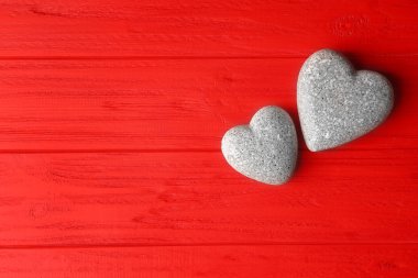 Kırmızı ahşap arka plan dekoratif Kalpler