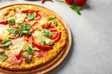 Masada malzemelerle lezzetli pizza