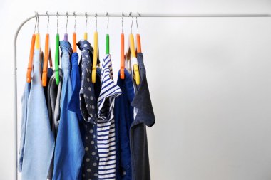 Raf, closeup asılı elbiseleri