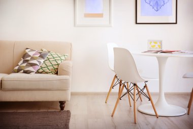 Güzel modern iç kanepe, beyaz masa ve sandalyeler ile