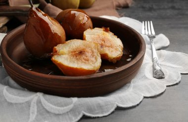 Ahşap tabakta pişmiş armut