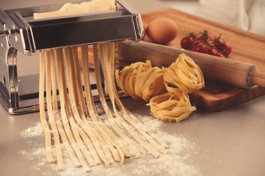 Makarna makinesi mutfak masasında Tagliatelle yapma