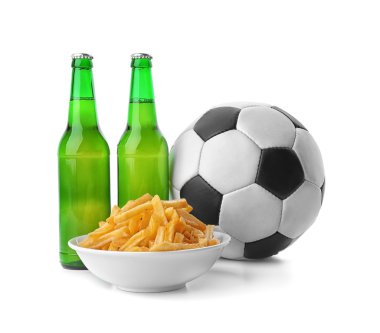 Bira aperatifler ve futbol topu 