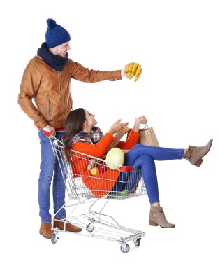 Genç adam arabası üzerinde beyaz izole kadın taşıma