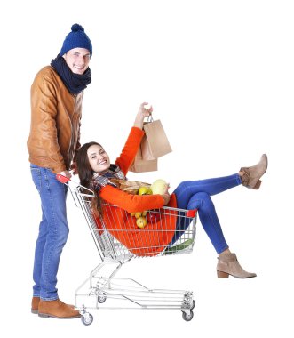 Genç adam arabası üzerinde beyaz izole kadın taşıma