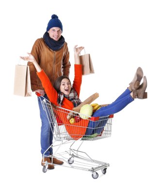 Genç adam arabası üzerinde beyaz izole kadın taşıma