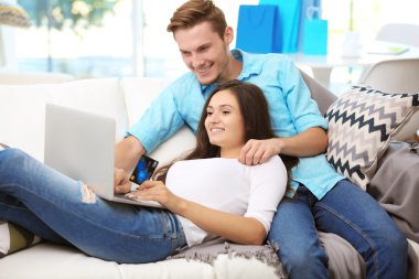 Online alışveriş dizüstü bilgisayar ile mutlu çift