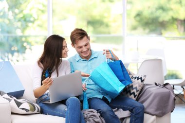 Online alışveriş dizüstü bilgisayar ile mutlu çift