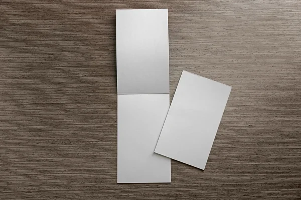 Cuadernos en blanco sobre fondo de madera —  Fotos de Stock