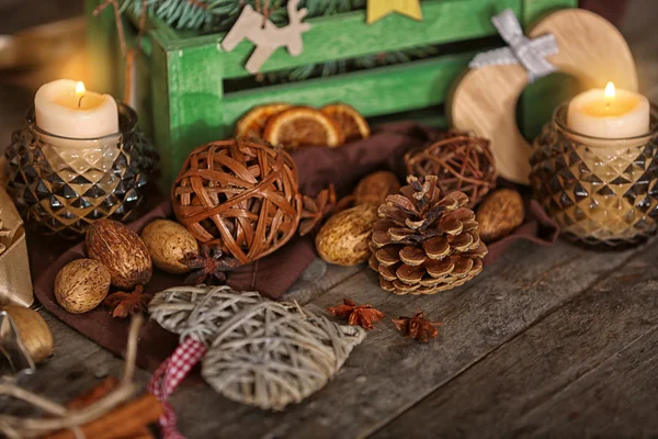 Hermosa composición de decoración natural de Navidad sobre fondo de madera —  Fotos de Stock