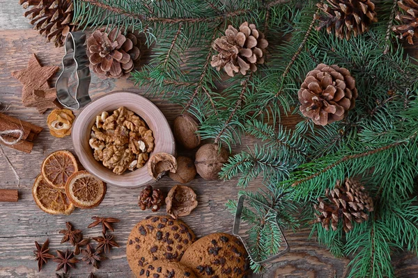 Compoziția de Crăciun a decorului natural pe fundal din lemn — Fotografie, imagine de stoc