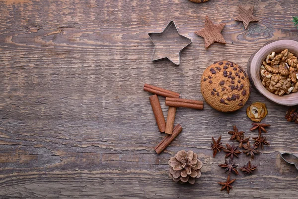 Compoziția cookie-urilor și a decorului natural pe fundal din lemn — Fotografie, imagine de stoc