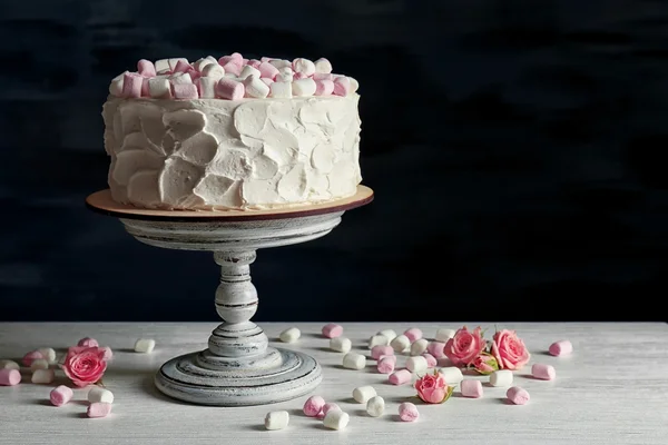 Leckerer Kuchen mit Marshmallows — Stockfoto