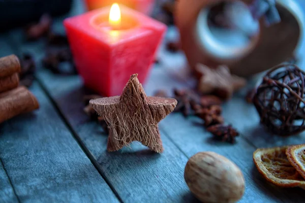 Pequeña estrella decorativa sobre fondo de madera, vista de cerca —  Fotos de Stock