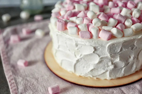 Leckerer Kuchen mit Marshmallows — Stockfoto