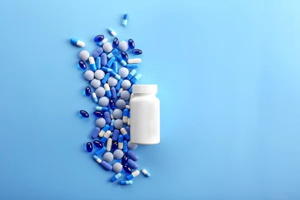 Tas de pilules sur fond bleu — Photo