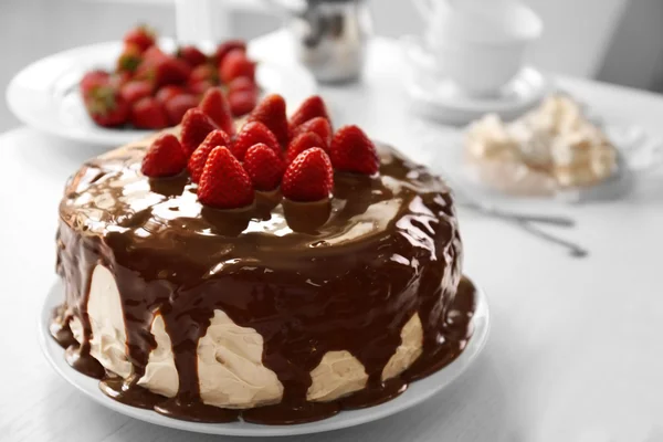 Cake met karamel en aardbeien — Stockfoto