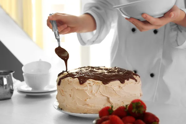 Cocinera haciendo pastel de caramelo — Foto de Stock