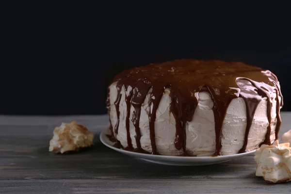 焦糖蛋糕和蛋白甜饼在深色背景上 — 图库照片