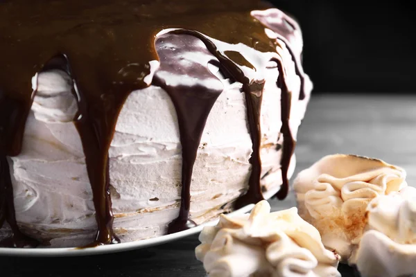 Torta di caramello e meringhe, primo piano — Foto Stock