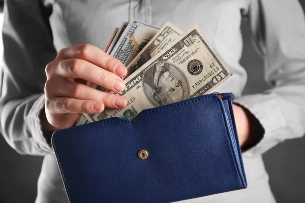 Mujer tomando dinero del bolso —  Fotos de Stock