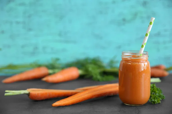 Morot färsk juice på färg bakgrunden — Stockfoto