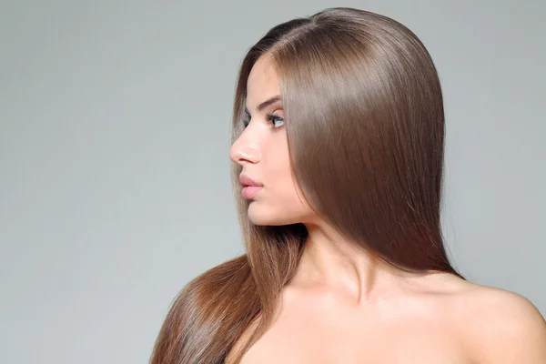 Jovem com cabelo saudável no fundo da cor — Fotografia de Stock