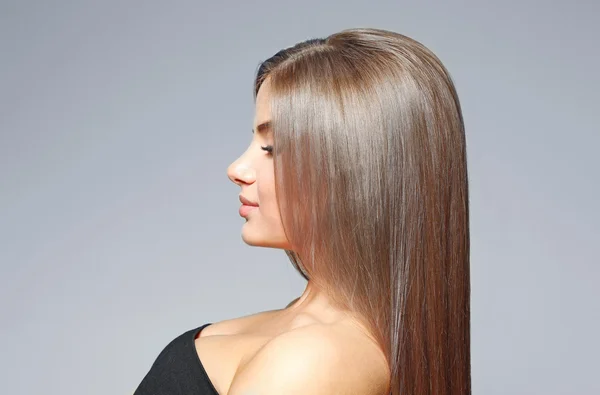 Junge Frau mit gesunden Haaren auf farbigem Hintergrund — Stockfoto