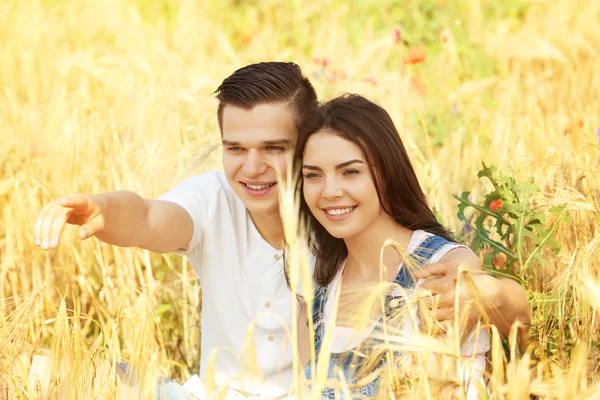 Молода пара обіймається на красивому полі — стокове фото
