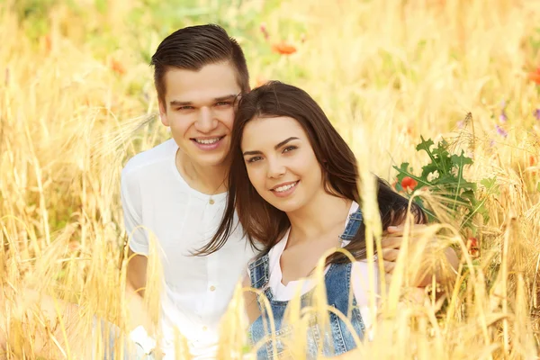 Junges Paar umarmt sich auf schönem Feld — Stockfoto