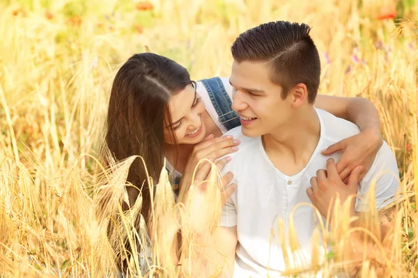 Jovem casal abraçando no belo campo — Fotografia de Stock