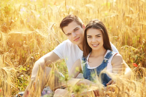 Giovane coppia che abbraccia su un bellissimo campo — Foto Stock
