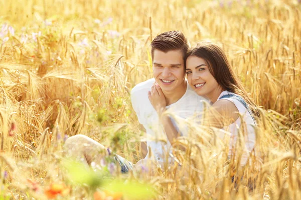 Jovem casal abraçando no belo campo — Fotografia de Stock