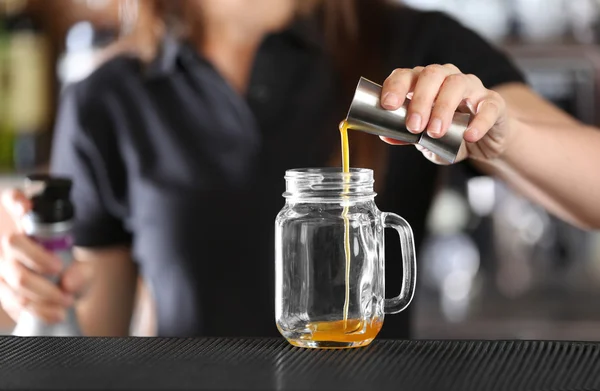 Mani donna che fanno cocktail sul bancone del bar — Foto Stock