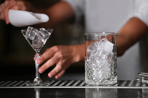 Barmann bereitet Cocktail auf der Theke zu — Stockfoto