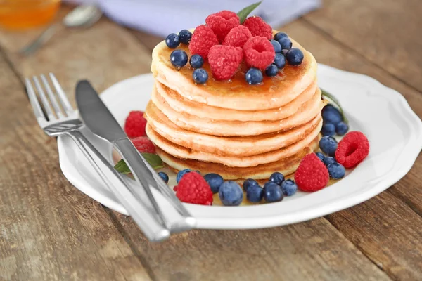 Pancake lezat dengan buah berry — Stok Foto