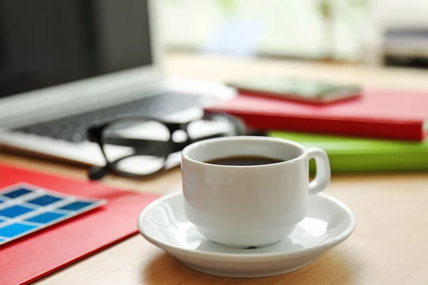 Tasse Kaffee auf Bürotisch, Nahaufnahme — Stockfoto
