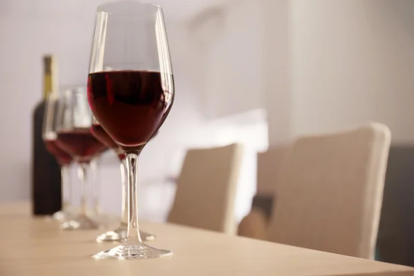 Glazen rode wijn op tafel in restaurant — Stockfoto