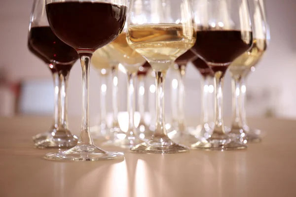 Окуляри з червоним і білим вином на столі в ресторані — стокове фото