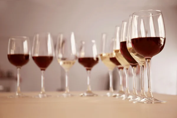 Copos com vinho tinto e branco na mesa no restaurante — Fotografia de Stock