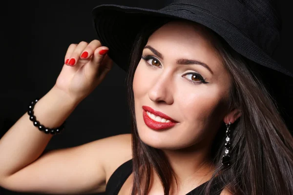 Porträt einer sinnlichen Dame mit roten Lippen auf dunklem Hintergrund — Stockfoto