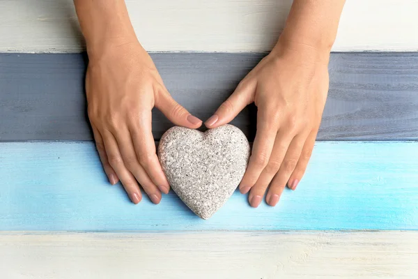 Händer som håller hjärtat — Stockfoto