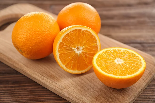 Verse sinaasappelen op snijplank — Stockfoto
